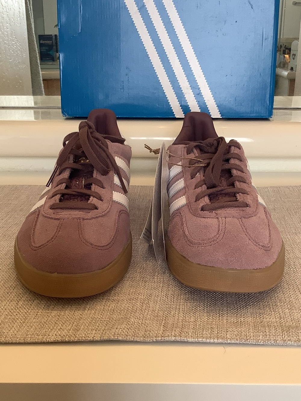 adidas Women’s Gazelle Sneakers in Shadow Fig, size 7.5 - Picture 3 of 10